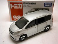 トヨタ ノア 銀　